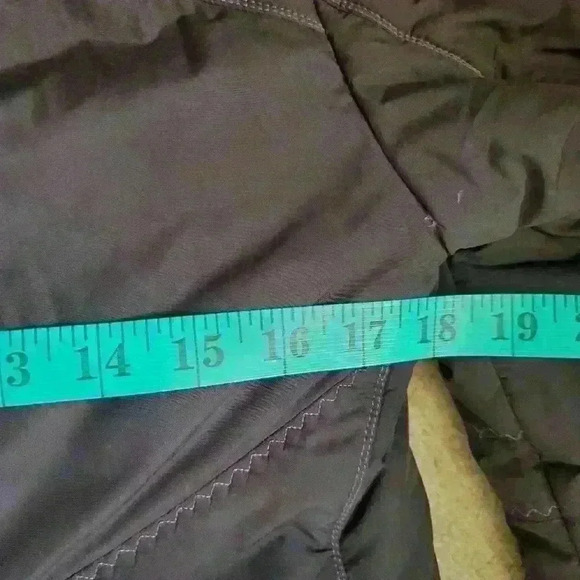 ELIE TAHARI feminine ruffled collar puffer  coat. Size small - Picture 10 of 12